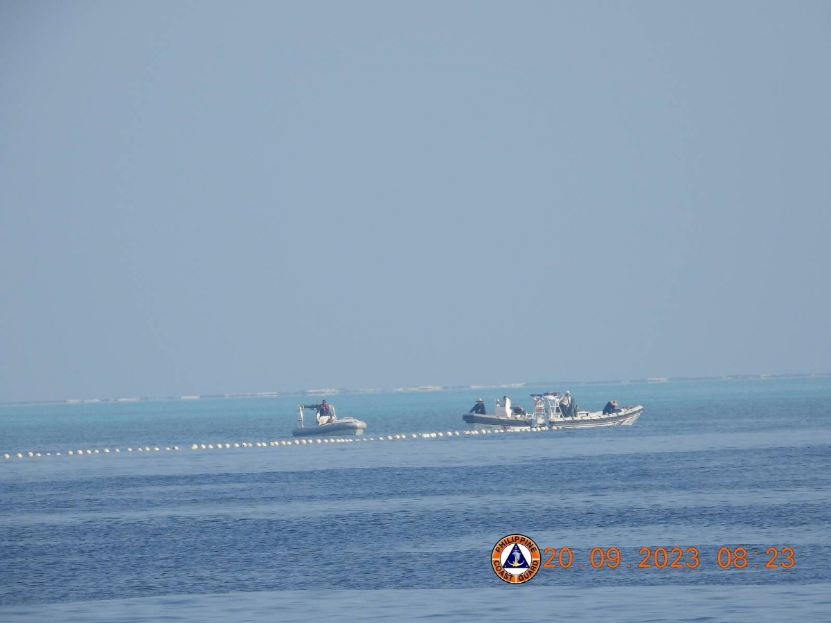 ▲중국 선박이 남중국해 일대에서 부유식 장애물을 설치하고 있다. 출처 필리핀 해안경비대 X(구 트위터)