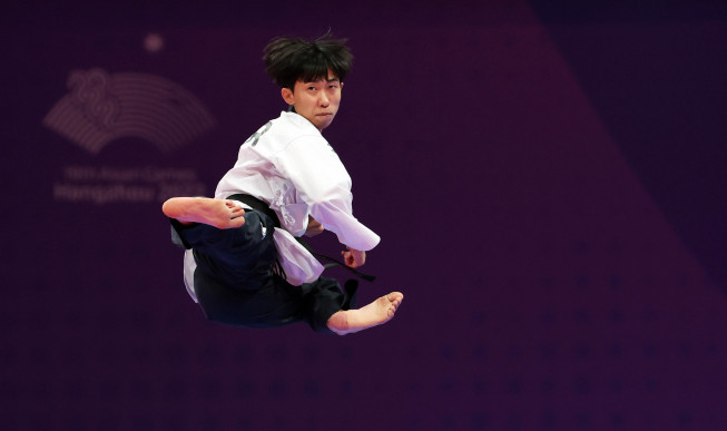 ▲24일 오후 중국 저장성 항저우 린안 스포츠문화전시센터에서 열린 태권도 품새 4강전에 출전한 강완진(홍천군청)이 힘차게 동작을 펼치고 있다. (연합뉴스)