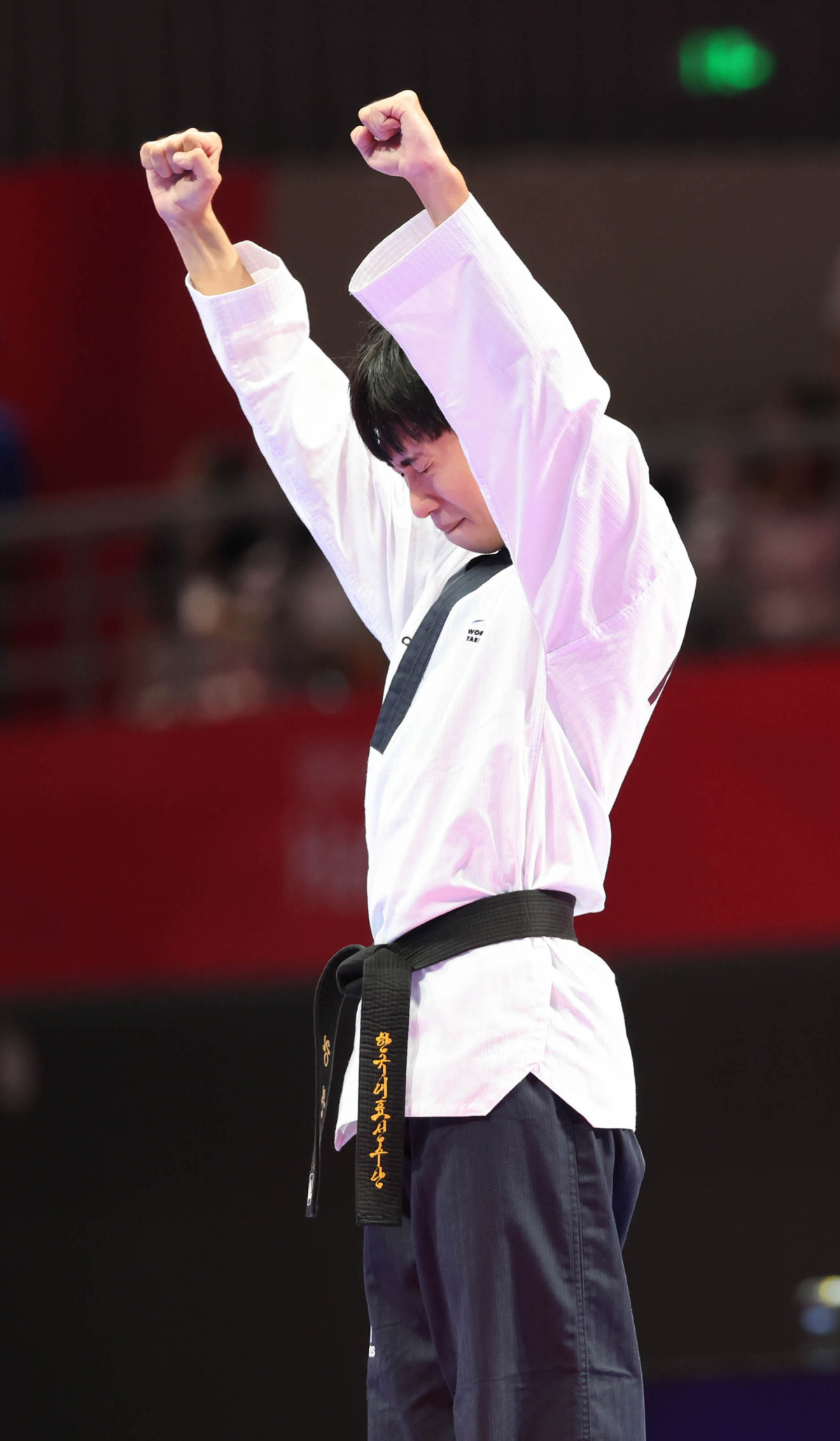 ▲24일 오후 중국 저장성 항저우 린안 스포츠문화전시센터에서 열린 태권도 품새 개인전에 출전한 강완진이 금메달을 확정 짓고 환호하고 있다.  (연합뉴스)