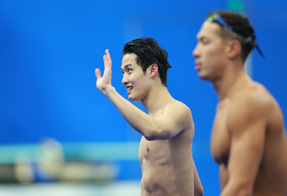 ▲대한민국 황선우가 24일 중국 항저우 올림픽 스포츠센터 수영장에서 열린 항저우 아시안게임 남자 자유형 100m 결승에서 경기를 마친 뒤 손을 흔들며 경기장을 나서고 있다. (연합뉴스)