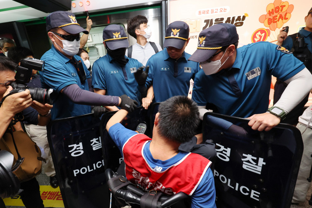 ▲지하철 탑승하려는 전장연과 저지하는 경찰 (연합뉴스)
