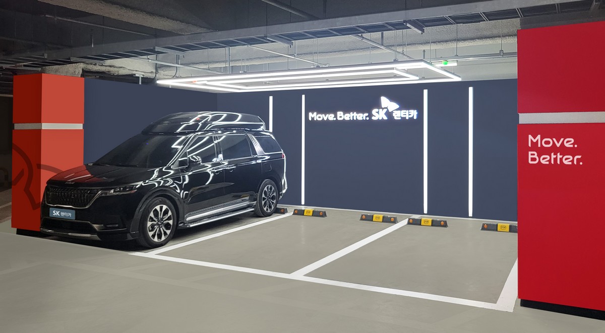 ▲SK렌터카가 신차 장기렌터카 계약 고객에게 차량 인도 서비스를 제공하기 위해 서울 동대문 홈플러스에 추가로 오픈한 ‘딜리버리센터 동대문점’ 모습. (사진제공=SK렌터카)