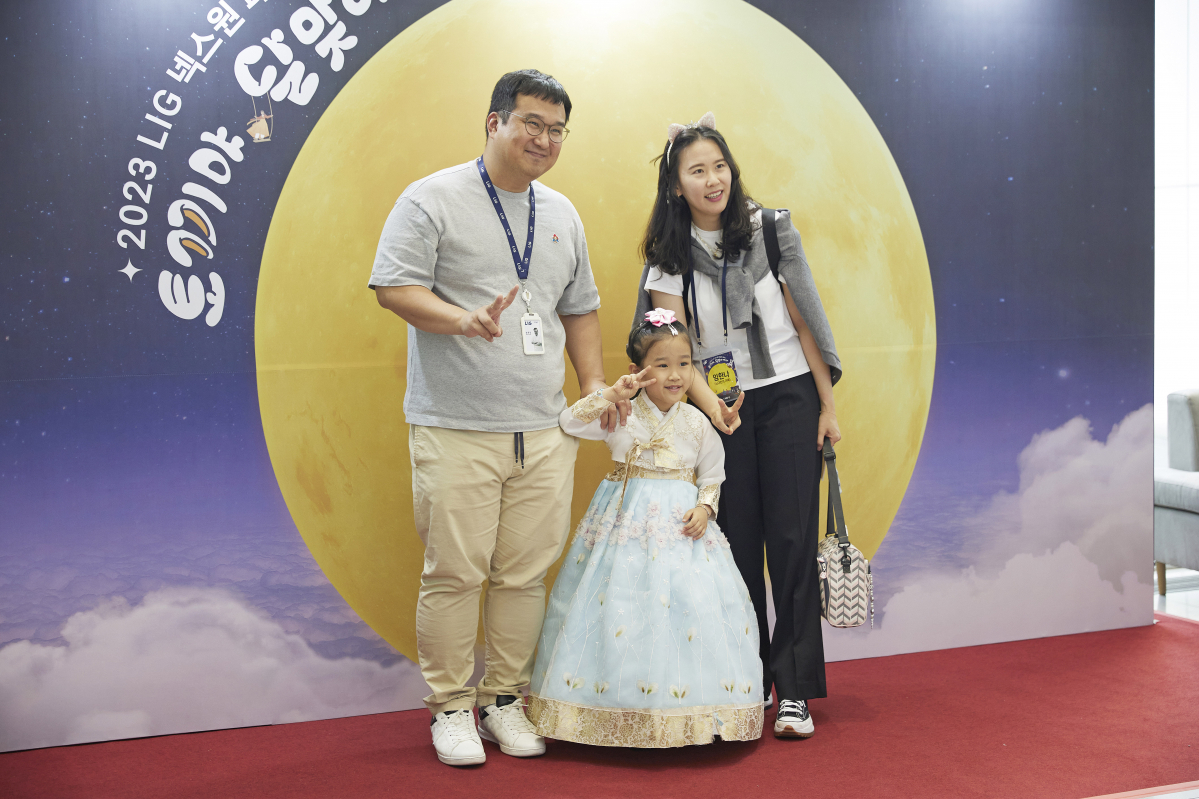 ▲2023 LIG넥스원 패밀리데이 행사에 참석한 임직원 가족들이 기념촬영을 하고 있다. (사진제공=LIG넥스원)