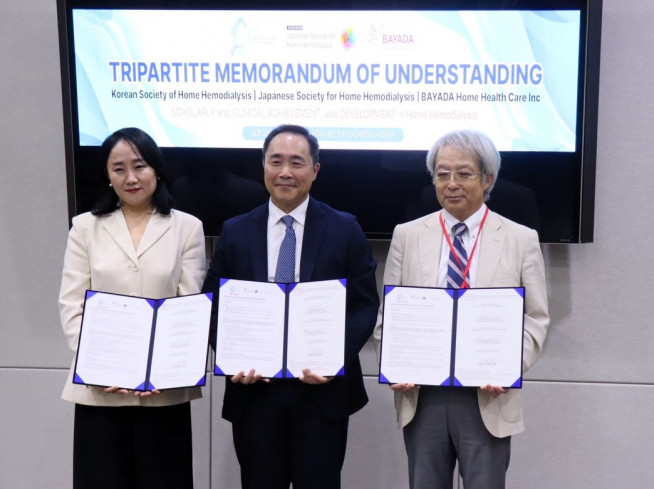 ▲(왼쪽부터) 김영민 바야다홈헬스케어 대표, 김동기 재택혈액투석연구회장, 마사카네 이쿠토 재택혈액투석회 회장 (사진제공=바야다홈헬스케어)