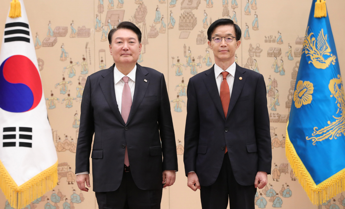 ▲윤석열 대통령이 25일 서울 용산 대통령실 청사에서 방문규 신임 산업통상자원부 장관에게 임명장을 수여한 뒤 기념촬영을 하고 있다. (연합뉴스)