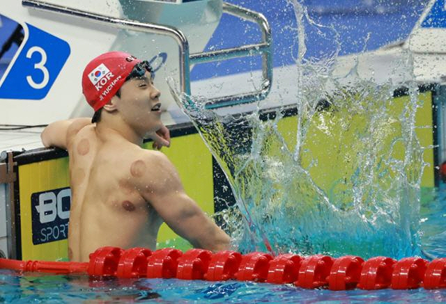 ▲지유찬이 25일 중국 항저우 올림픽 스포츠센터 수영장에서 열린 2022 항저우 아시안게임 수영 이틀째, 남자 자유형 50m 예선에서 21초 84의 기록으로 대회 신기록을 작성한 뒤 세리머니를 펼치고 있다. 연합뉴스