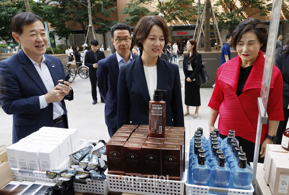 ▲이영 중소벤처기업부 장관이 25일 서울 양천구 행복한백화점 동행축제 특별판매장을 찾아 제품을 살펴보고 있다. 조현호 기자 hyunho@