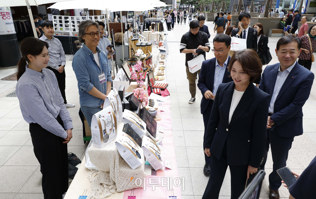 ▲이영 중소벤처기업부 장관이 25일 서울 양천구 행복한백화점 동행축제 특별판매장을 찾아 제품을 살펴보고 있다. 조현호 기자 hyunho@