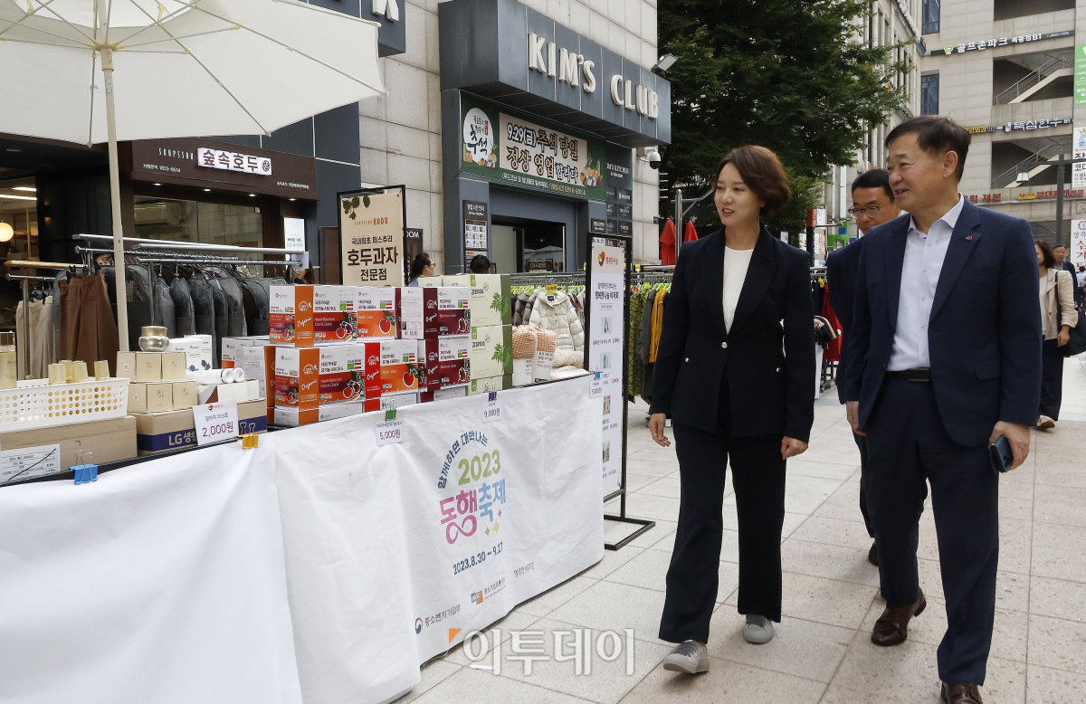 ▲이영 중소벤처기업부 장관이 25일 서울 양천구 행복한백화점 동행축제 특별판매장을 찾아 제품을 살펴보고 있다. 조현호 기자 hyunho@
