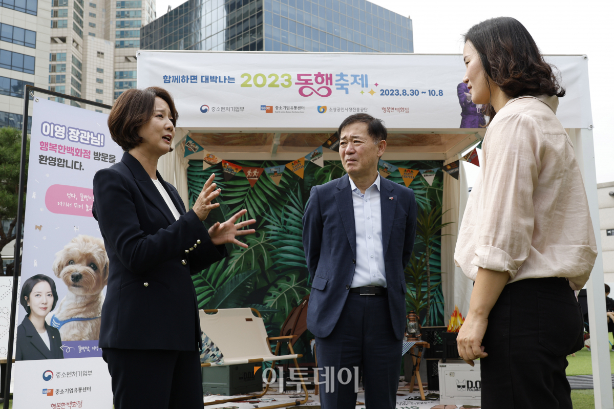 ▲이영 중소벤처기업부 장관이 25일 동행축제 특별판매장 현장 점검을 위해 찾은 서울 양천구 행복한백화점 야외 펫파크 유후공간에서 관계자와 대화를 하고 있다. 조현호 기자 hyunho@
