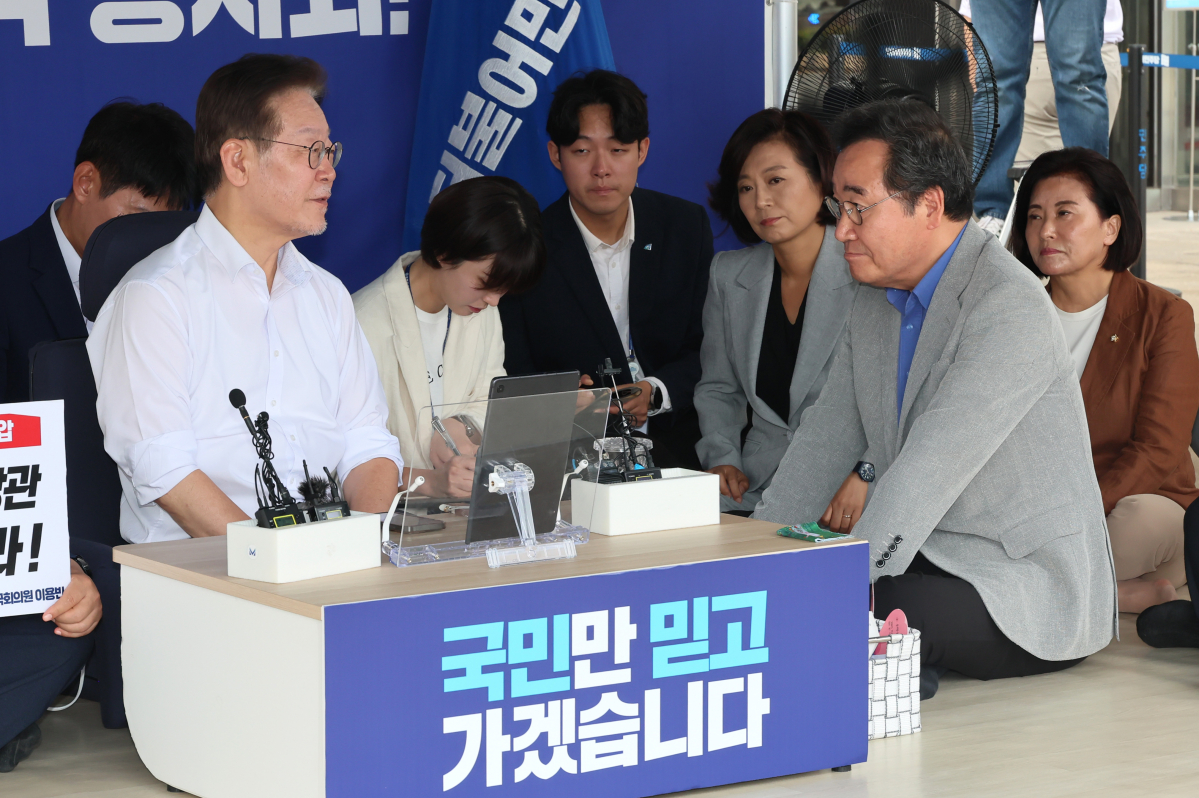 ▲<YONHAP PHOTO-3597> 이낙연, 이재명 대표 단식 농성 천막 방문    (서울=연합뉴스) 이정훈 기자 = 더불어민주당 이낙연 전 대표가 10일 국회 본청 앞 이재명 대표 단식 농성 천막을 방문, 이 대표와 대화하고 있다. 2023.9.10    uwg806@yna.co.kr/2023-09-10 16:14:00/<저작권자 ⓒ 1980-2023 ㈜연합뉴스. 무단 전재 재배포 금지.>