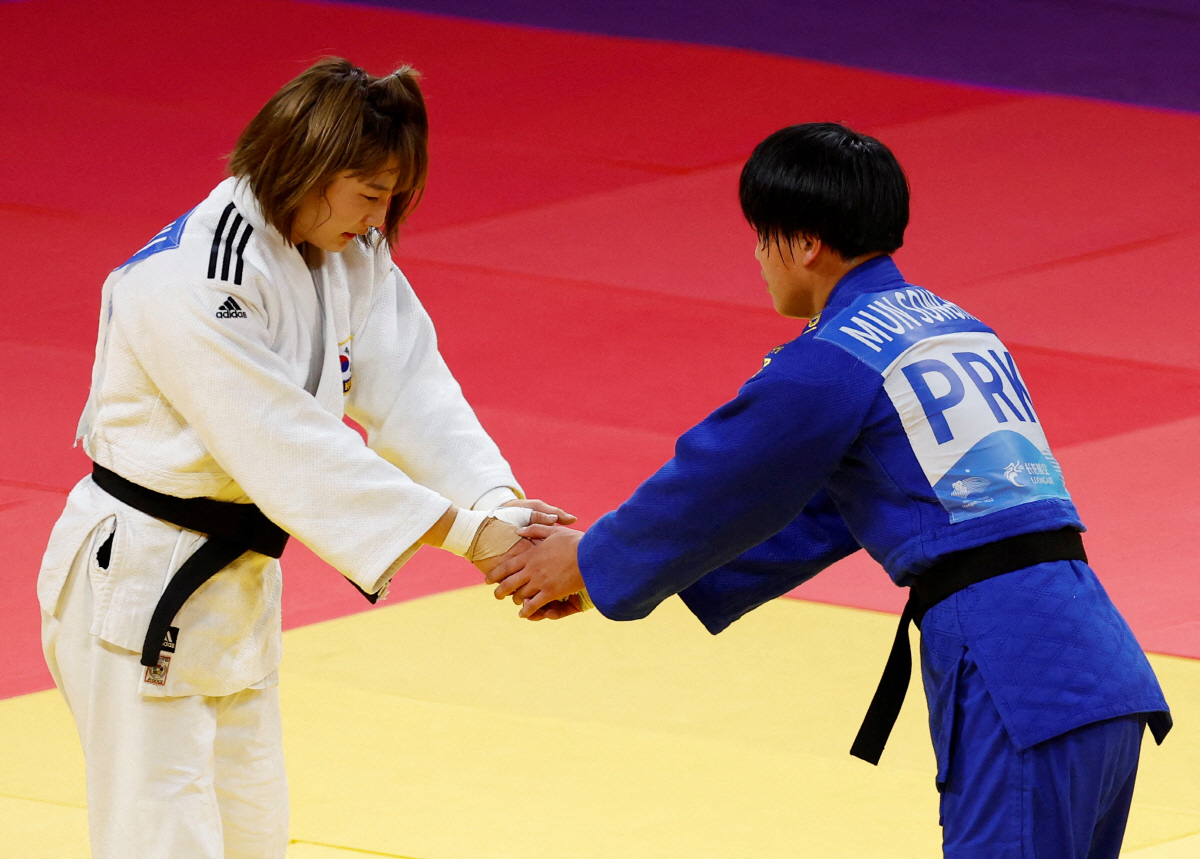 ▲한희주(왼쪽·KH필룩스)가 25일 중국 저장성 항저우 샤오산 린푸 체육관에서 열린 2022 항저우 아시안게임 유도 여자 70㎏급 16강전에서는 북한 문성희에 패한 뒤 악수하고 있다. (로이터/연합뉴스)
