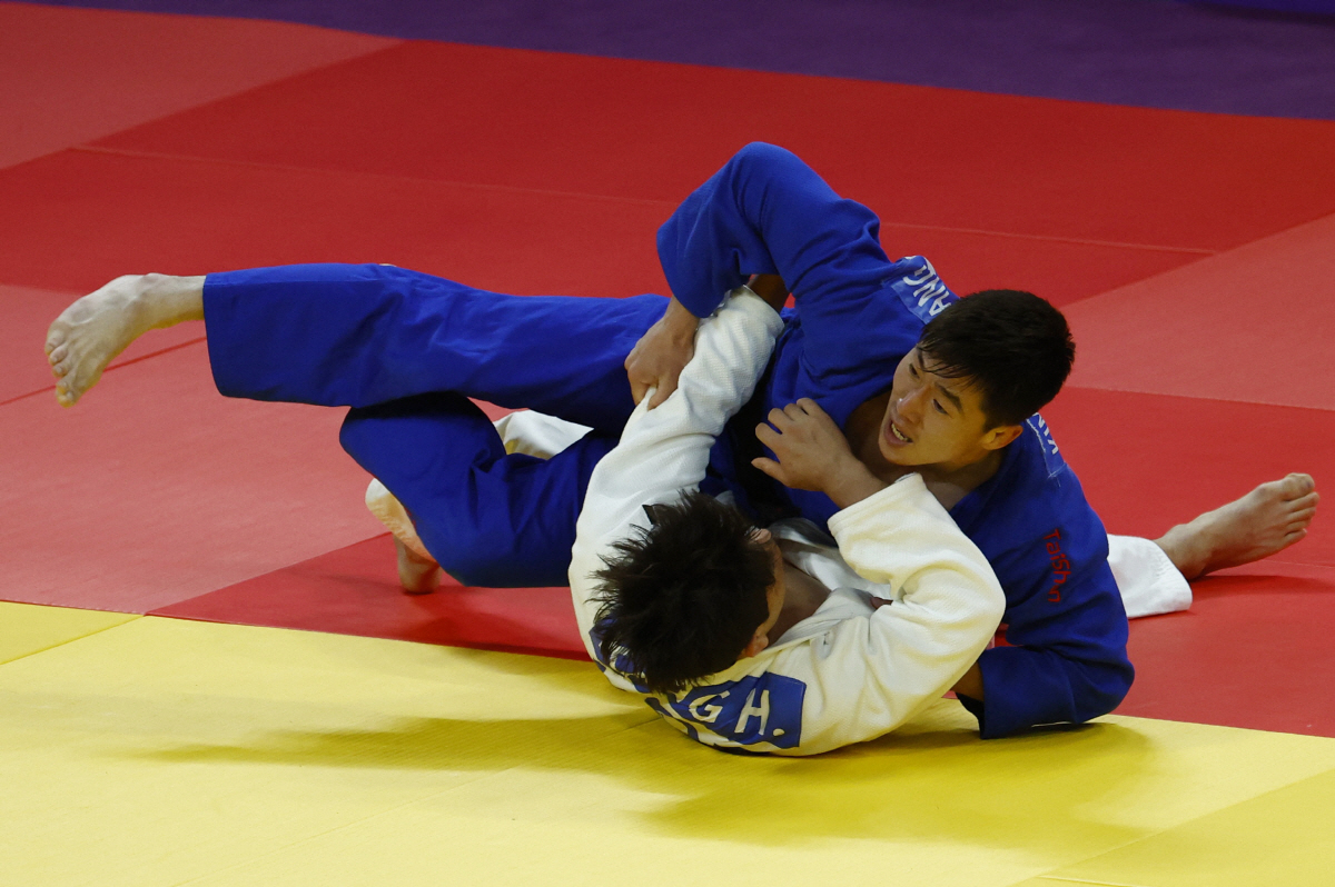 ▲25일(현지시간) 중국 저장성 항저우 샤오산 린푸 체육관에서 열린 ‘2022 항저우 아시안게임’ 유도 남자 73㎏급 16강 한국 대표팀 강헌철과 북한 김철광의 경기 모습 (로이터/연합뉴스)
