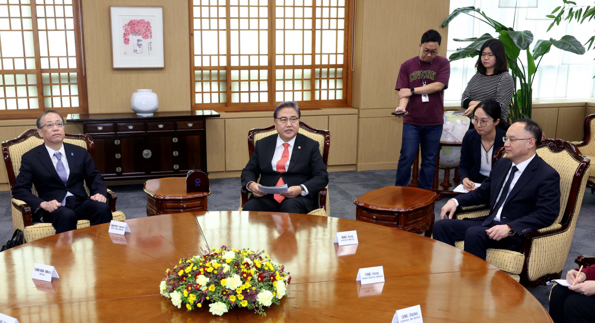 ▲박진 외교부 장관이 25일 서울 종로구 외교부 청사에서 한일중 3국 고위급회의(SOM) 대표를 접견,인사말을 하고 있다. 왼쪽부터 후나코시 다케히로 일본 외무성 외무심의관, 박 장관, 눙룽 중국 외교부 부장조리. 신태현 기자 holjjak@