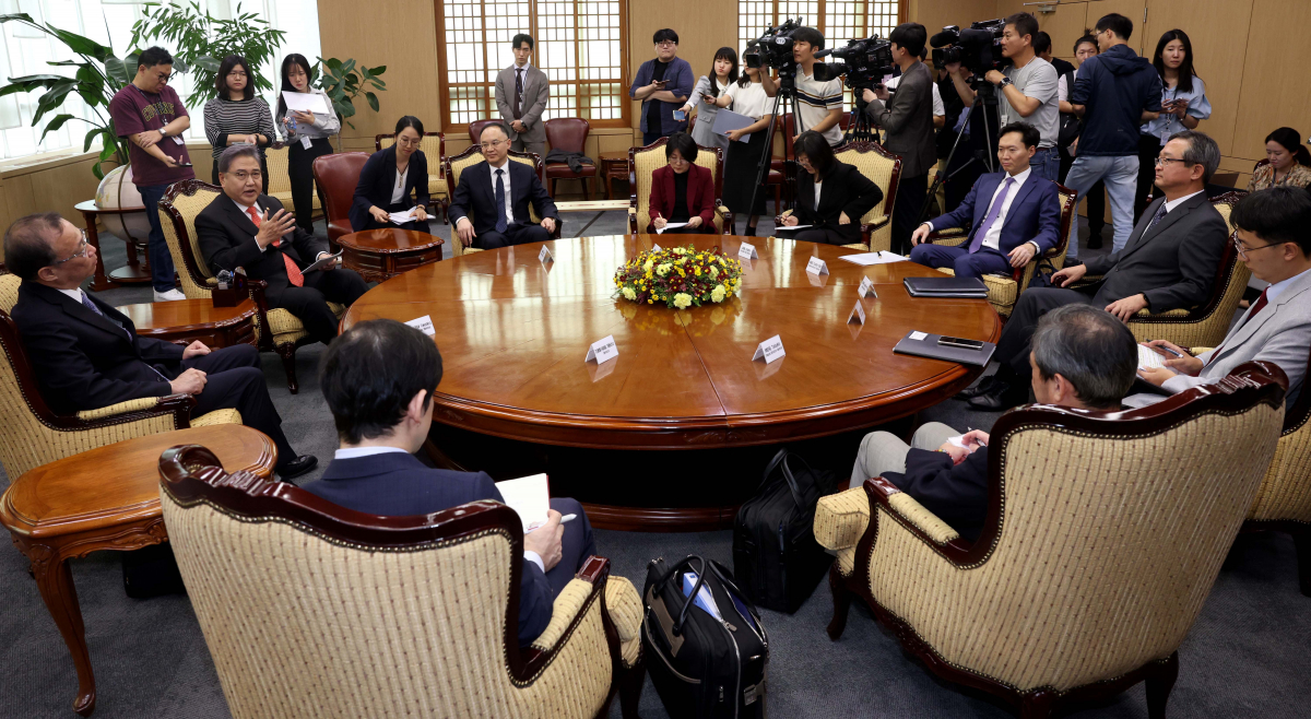 ▲박진 외교부 장관이 25일 서울 종로구 외교부 청사에서 한일중 3국 고위급회의(SOM) 대표를 접견,인사말을 하고 있다. 왼쪽부터 후나코시 다케히로 일본 외무성 외무심의관, 박 장관, 눙룽 중국 외교부 부장조리. 신태현 기자 holjjak@