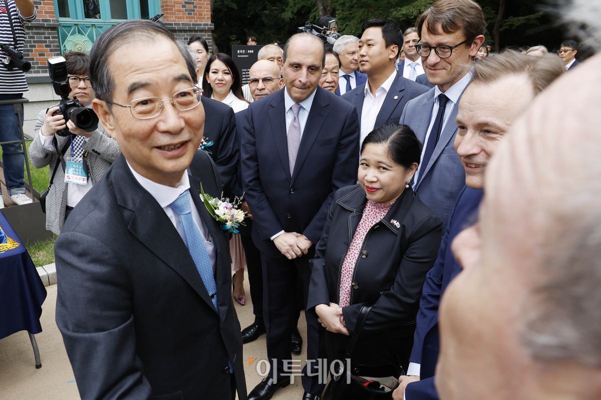 ▲한덕수 국무총리가 25일 오후 서울 중구 덕수궁 돈덕전에서 열린 돈덕전 개관식에 참석하며 참석자들과 인사를 하고 있다. 조현호 기자 hyunho@