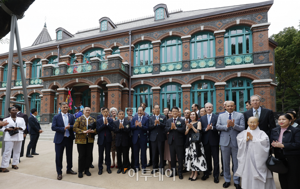 ▲한덕수 국무총리와 최응천 문화재청장, 권점수 덕수궁관리소장 등 참석자들이 25일 오후 서울 중구 덕수궁 돈덕전에서 열린 돈덕전 개관식에 앞서 기념촬영을 하고 있다. 조현호 기자 hyunho@