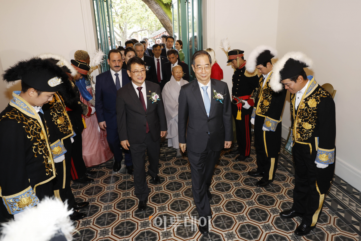 ▲한덕수 국무총리와 최응천 문화재청장, 필립 골드버그 주한미국대사 등 참석자들이 25일 오후 서울 중구 덕수궁 돈덕전에서 열린 돈덕전 개관식에 참석하고 있다. 조현호 기자 hyunho@