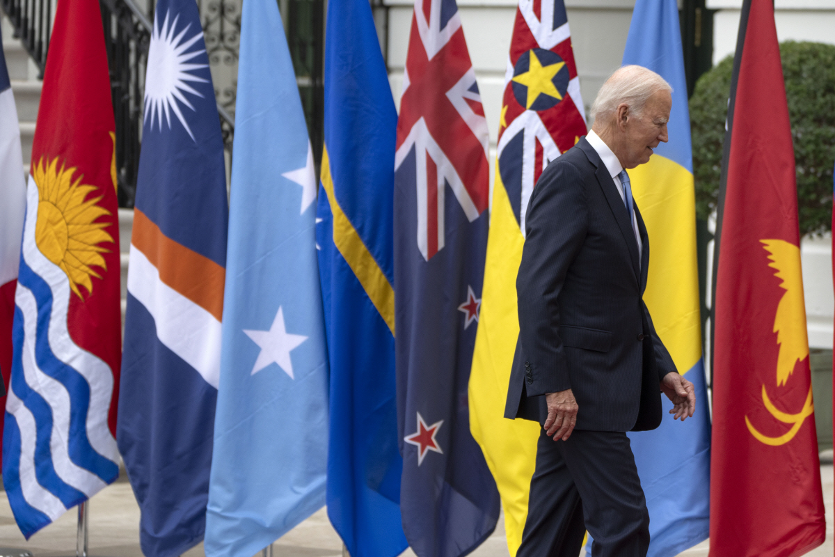 ▲조 바이든 미국 대통령이 25일(현지시간) 미국 워싱턴D.C. 백악관에서 태평양 도서국들의 국기를 지나가고 있다. 워싱턴D.C./AP연합뉴스
