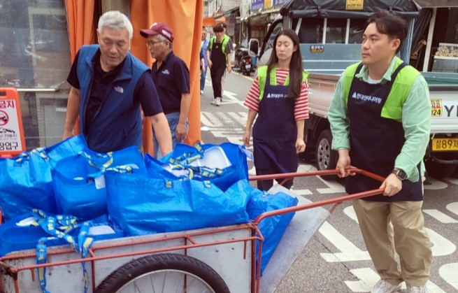 ▲25일 현대엔지니어링 임직원이 서울 창신동 일대에서 주거취약계층 명절 음식 나눔 봉사활동을 진행하고 있다. (사진제공=현대엔지니어링)