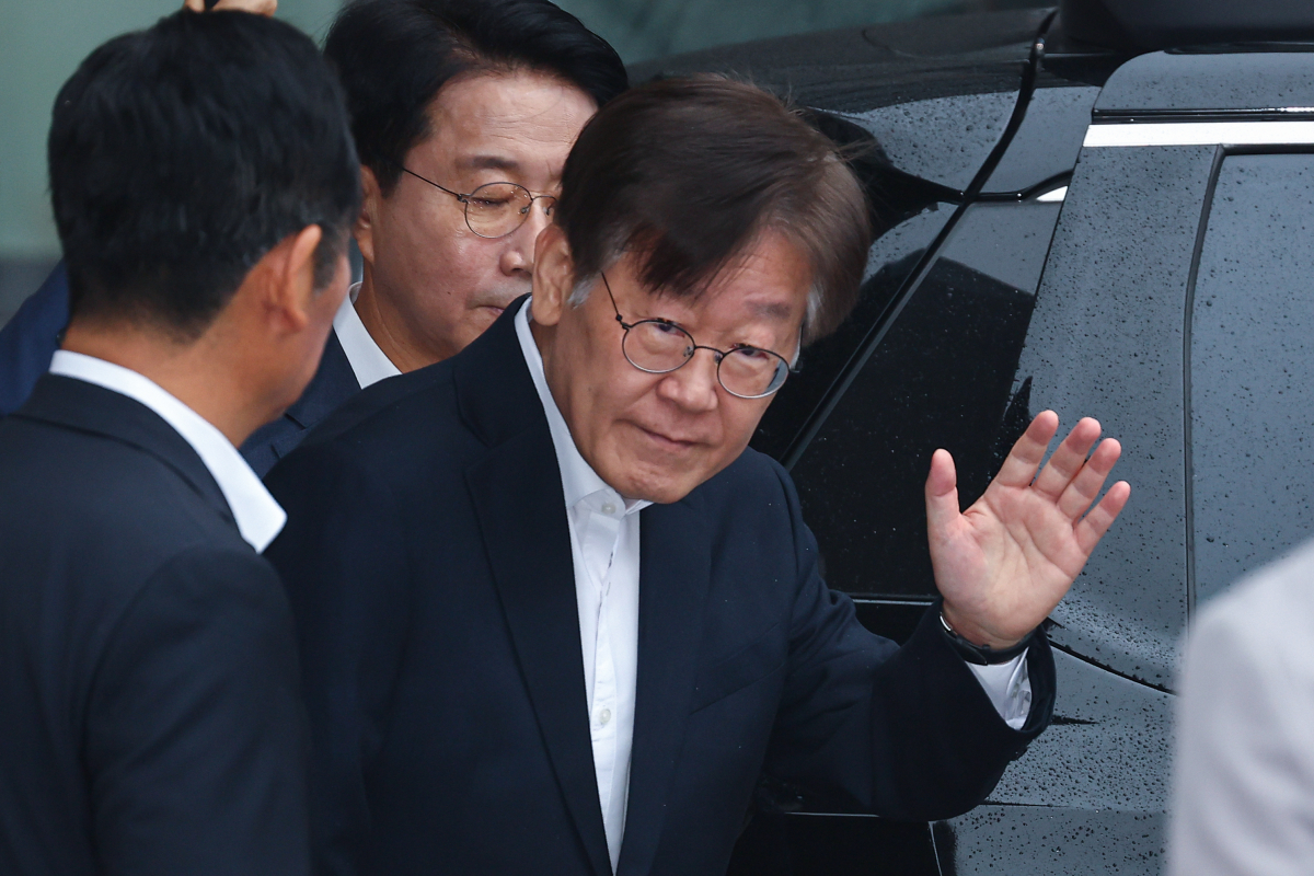 ▲<YONHAP PHOTO-1241> 손 흔드는 이재명 대표    (서울=연합뉴스) 서대연 기자 = 더불어민주당 이재명 대표가 26일 오전 서울 중랑구 녹색병원에서 구속 전 피의자 심문(영장실질심사) 출석을 위해 서울중앙지방법원으로 출발하며 지지자들에게 손을 흔들고 있다. 2023.9.26    dwise@yna.co.kr/2023-09-26 08:53:34/<저작권자 ⓒ 1980-2023 ㈜연합뉴스. 무단 전재 재배포 금지.>