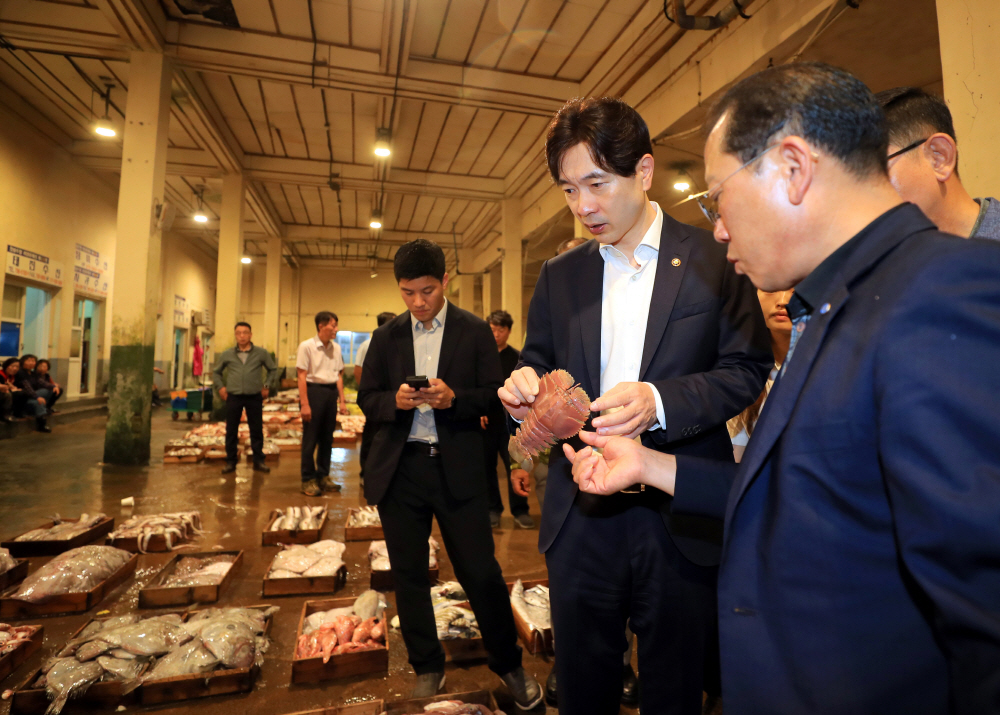 ▲박성훈 해양수산부 차관이 이달 2일 오전 제주시 한림수협 위판장을 둘러보며 판매 동향 등에 대한 설명을 듣고 있다. (연합뉴스)