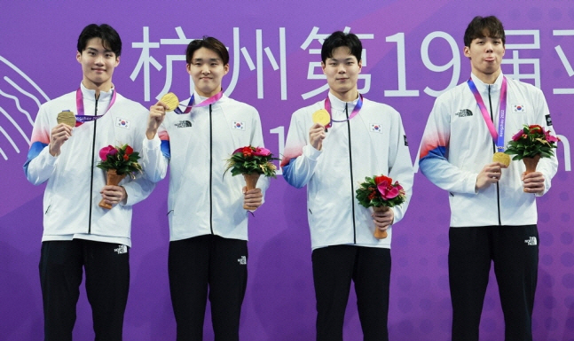 ▲황선우, 김우민, 이호준, 양재훈(왼쪽부터)이 25일 중국 항저우 올림픽 스포츠센터 수영장에서 열린 2022 항저우 아시안게임 수영 남자 800m 계영 결승 시상식에서 금메달을 획득한 뒤 환하게 웃고 있다. 연합뉴스