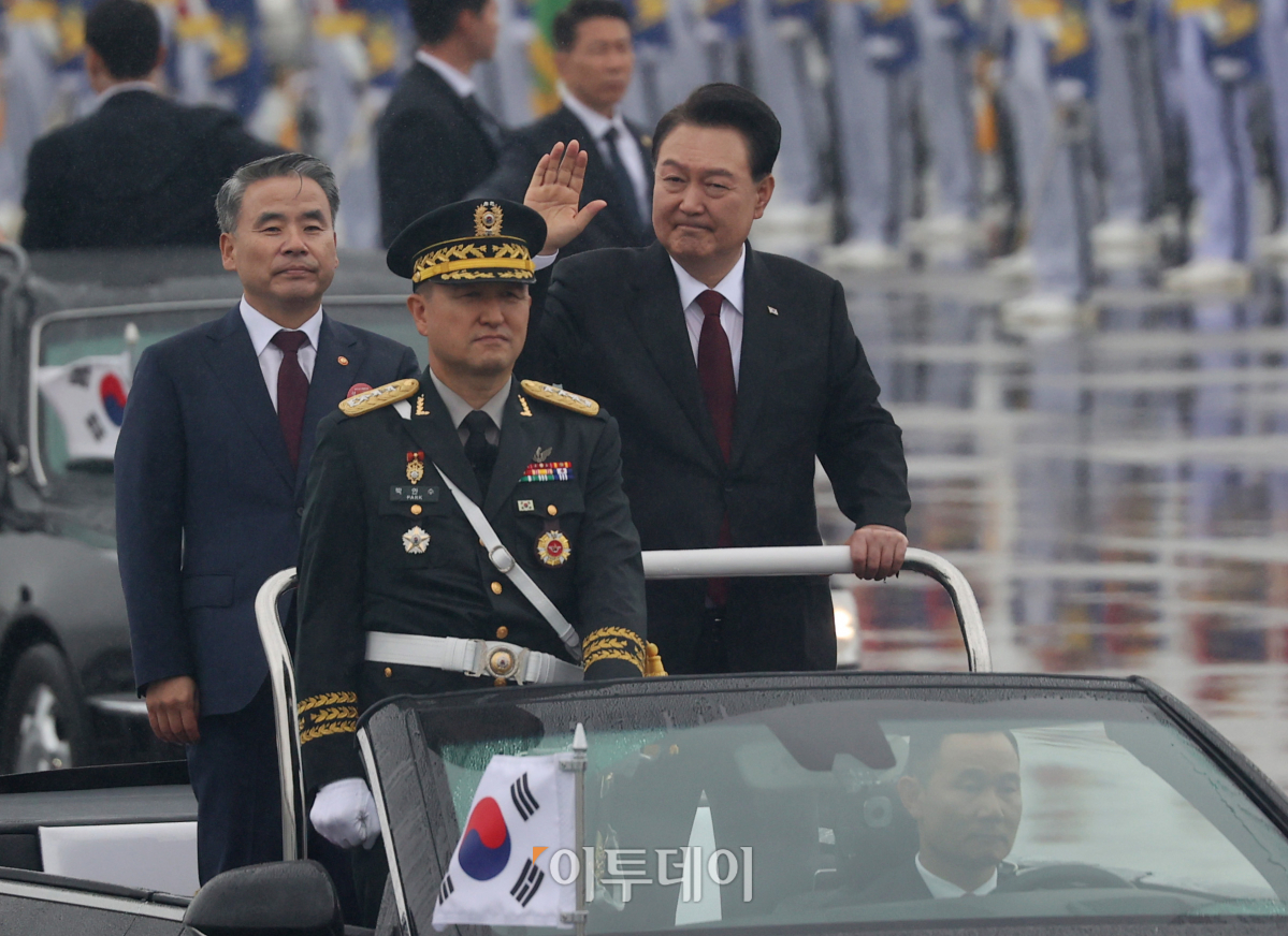 ▲윤석열 대통령이 26일 오전 경기 성남시 서울공항에서 열린 '건군 75주년 국군의 날 기념식'에서 열병하고 있다. 사진공동취재단