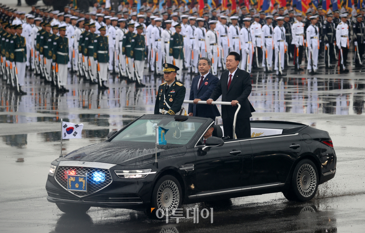 ▲윤석열 대통령이 26일 오전 경기 성남시 서울공항에서 열린 '건군 75주년 국군의 날 기념식'에서 열병하고 있다. 사진공동취재단