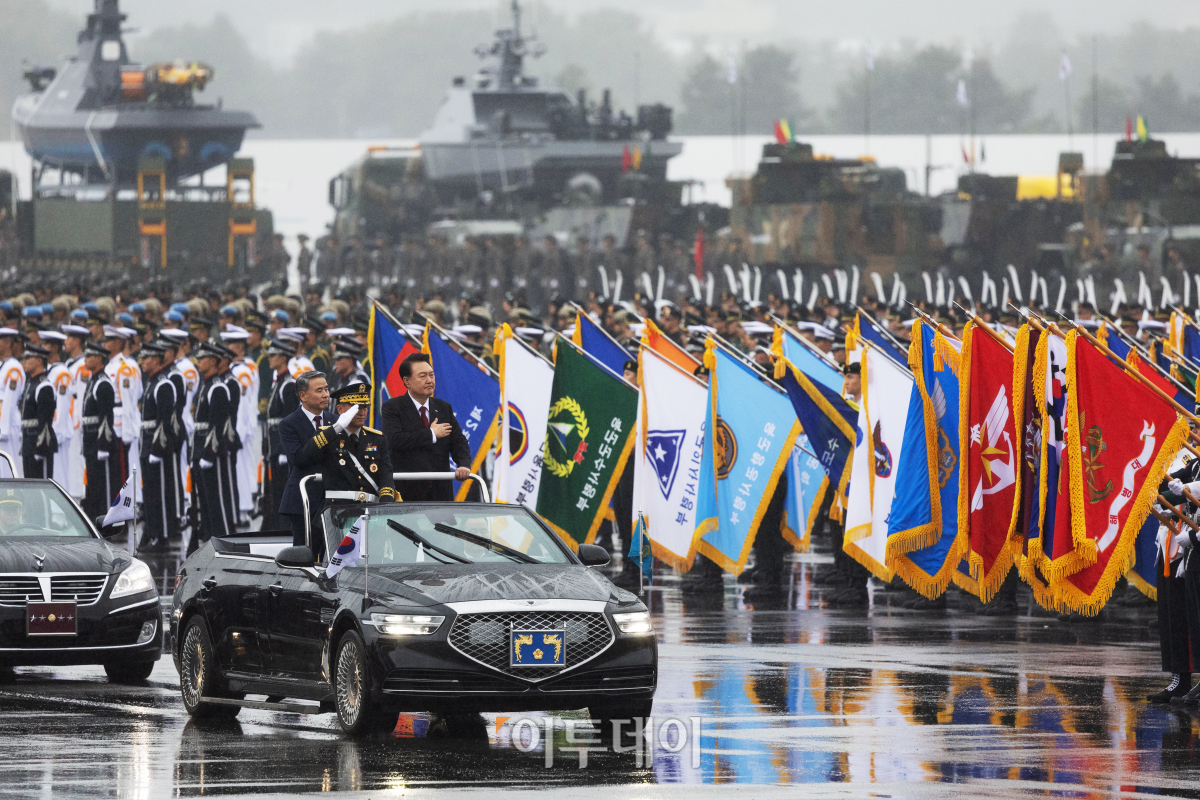 ▲윤석열 대통령이 26일 오전 경기 성남시 서울공항에서 열린 '건군 75주년 국군의 날 기념식'에서 열병하고 있다. 사진공동취재단