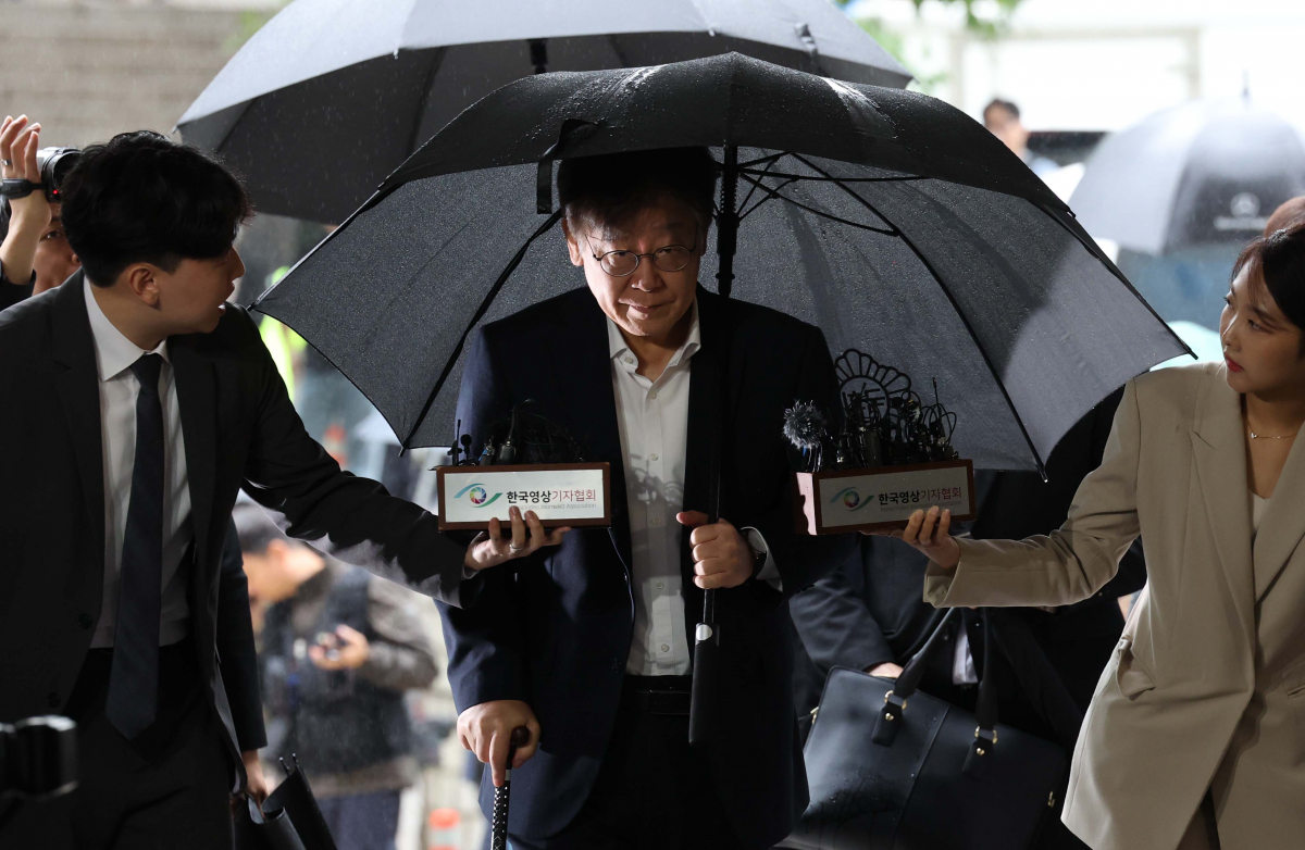 ▲이재명 더불어민주당 대표가 26일 서울 서초구 중앙지방법원에서 열린 백현동 개발 특혜 및 쌍방울 대북송금 의혹과 관련한 구속 전 피의자 심문(영장실질심사)에 출석하고 있다. 신태현 기자 holjjak@