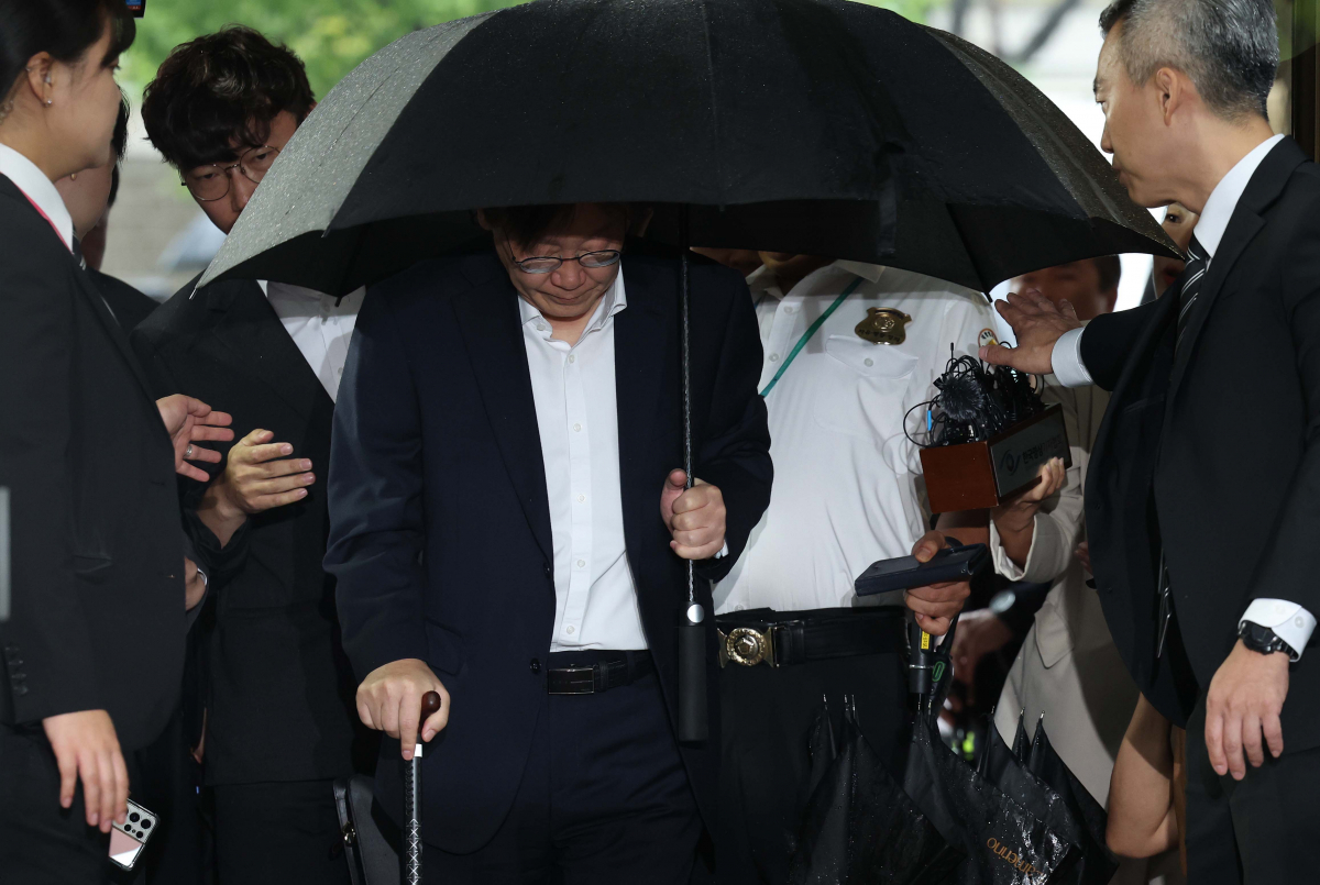 ▲이재명 더불어민주당 대표가 26일 서울 서초구 중앙지방법원에서 열린 백현동 개발 특혜 및 쌍방울 대북송금 의혹과 관련한 구속 전 피의자 심문(영장실질심사)에 출석하고 있다. 신태현 기자 holjjak@