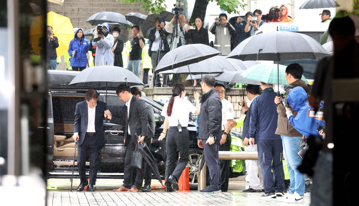 ▲이재명 더불어민주당 대표가 26일 서울 서초구 중앙지방법원에서 열린 백현동 개발 특혜 및 쌍방울 대북송금 의혹과 관련한 구속 전 피의자 심문(영장실질심사)에 출석하고 있다. 신태현 기자 holjjak@