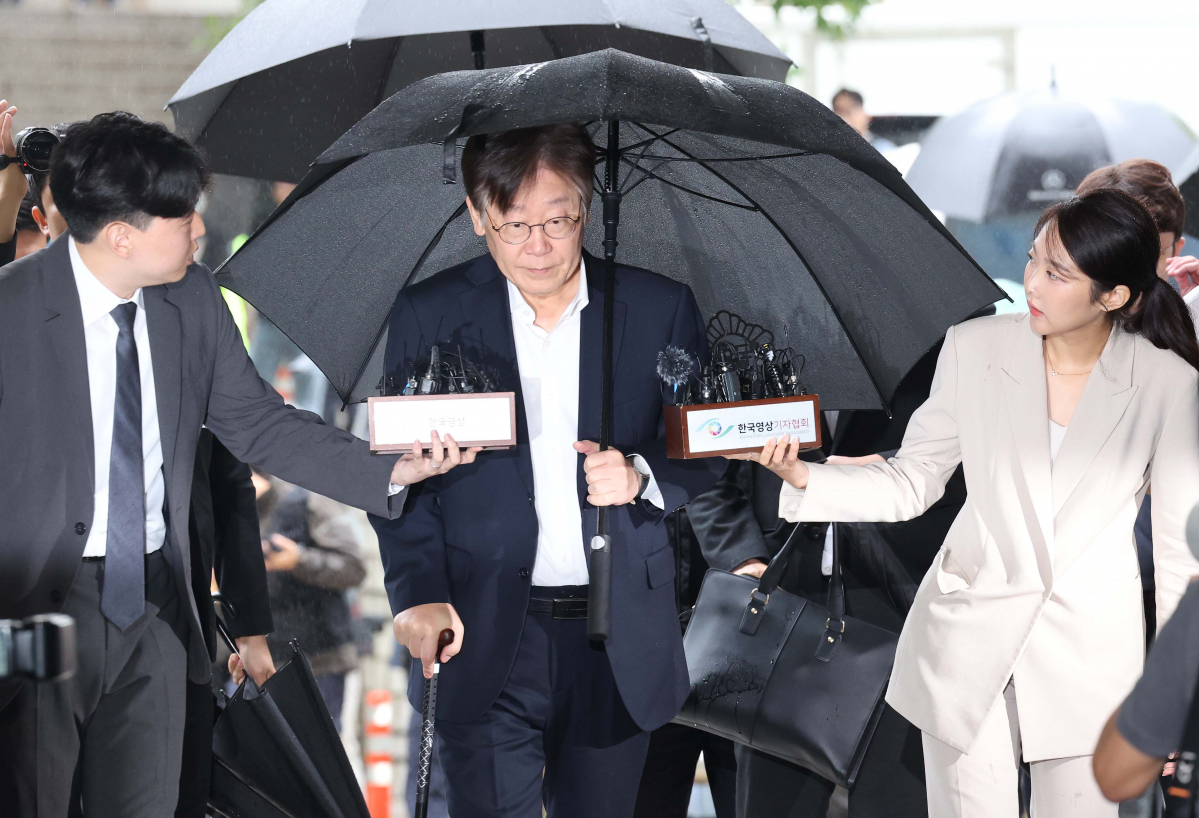 ▲이재명 더불어민주당 대표가 26일 서울 서초구 중앙지방법원에서 열린 백현동 개발 특혜 및 쌍방울 대북송금 의혹과 관련한 구속 전 피의자 심문(영장실질심사)에 출석하고 있다. 신태현 기자 holjjak@