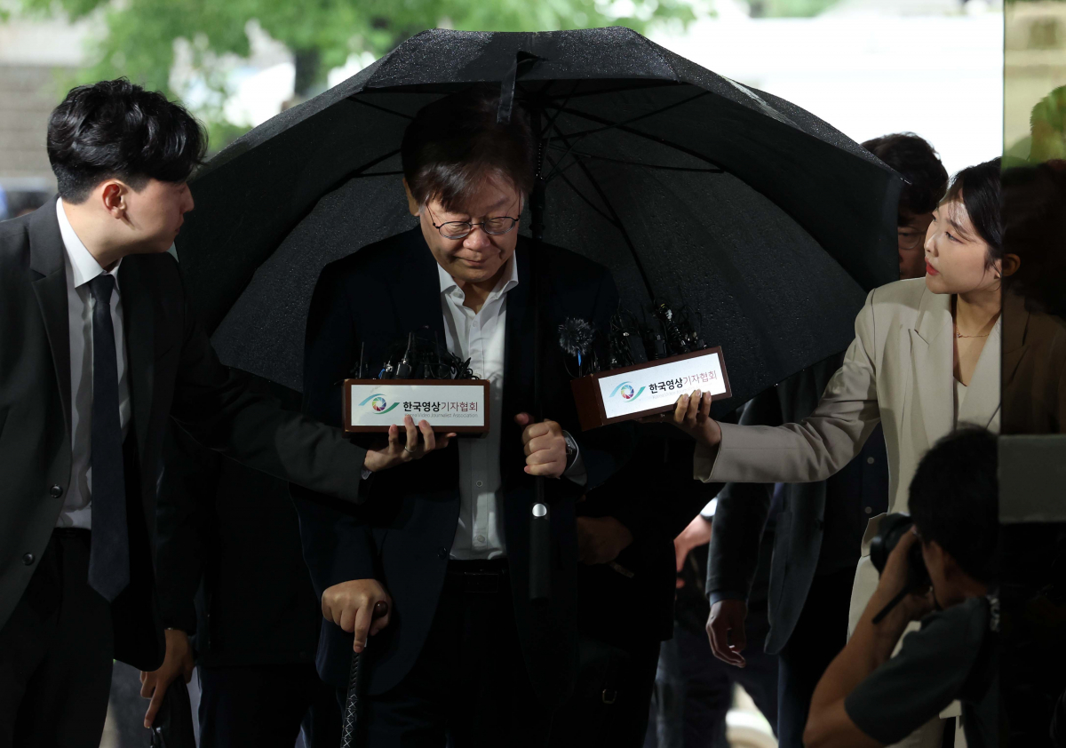 ▲이재명 더불어민주당 대표가 26일 서울 서초구 중앙지방법원에서 열린 백현동 개발 특혜 및 쌍방울 대북송금 의혹과 관련한 구속 전 피의자 심문(영장실질심사)에 출석하고 있다. 신태현 기자 holjjak@