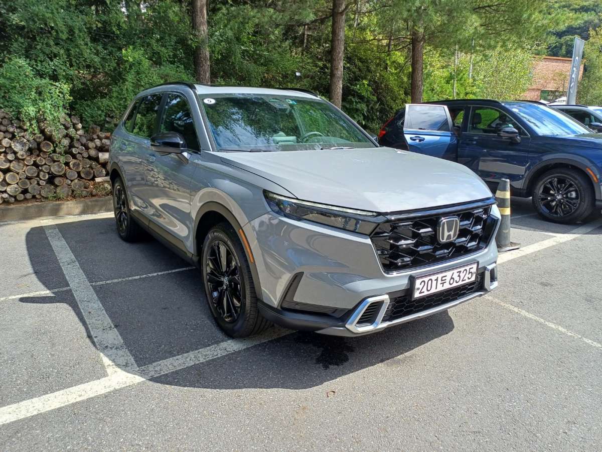 ▲혼다 CR-V 정측면. 곳곳에 적용된 직선적 디자인이 인상적이다. (이민재 기자 2mj@)