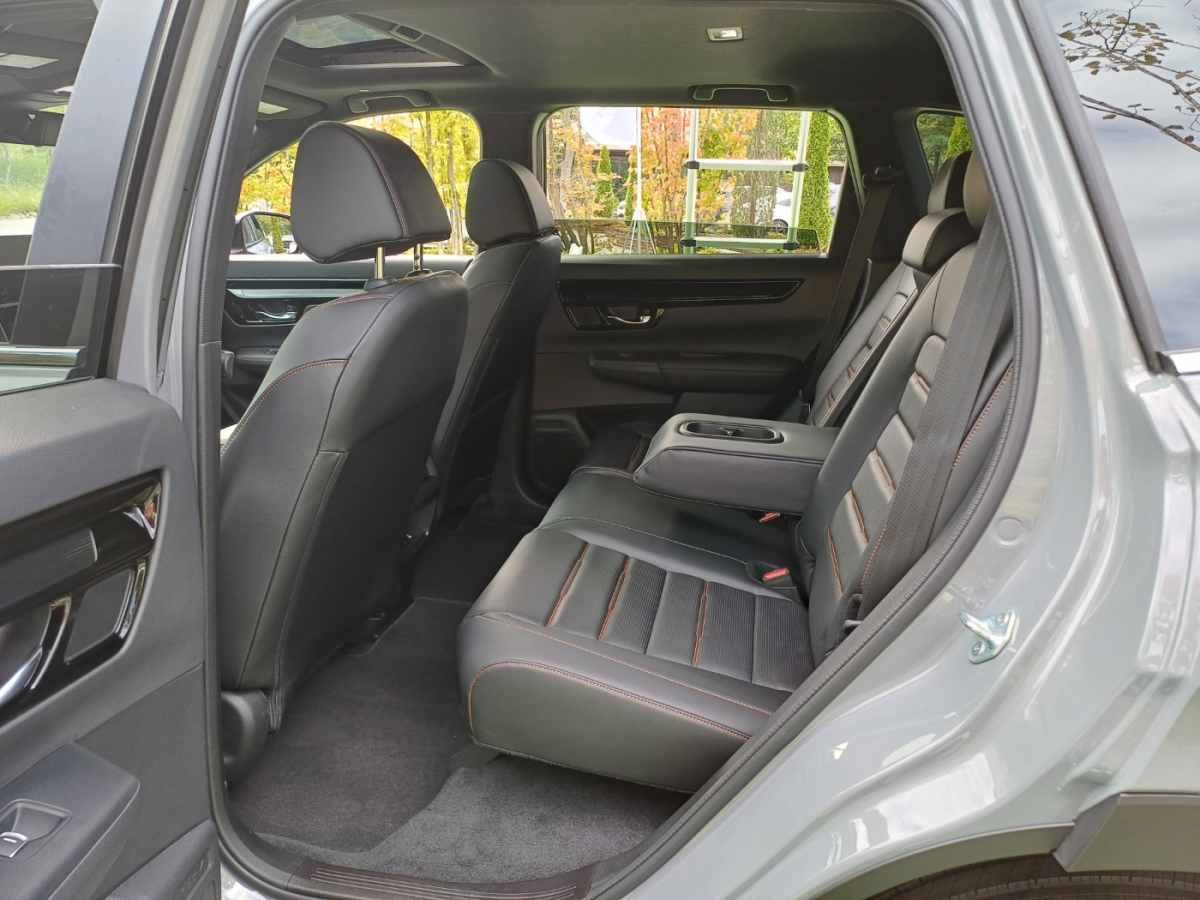 ▲CR-V 2열 시트. 앞좌석과의 거리는 충분하지만 헤드룸이 다소 답답하다. (이민재 기자 2mj@)