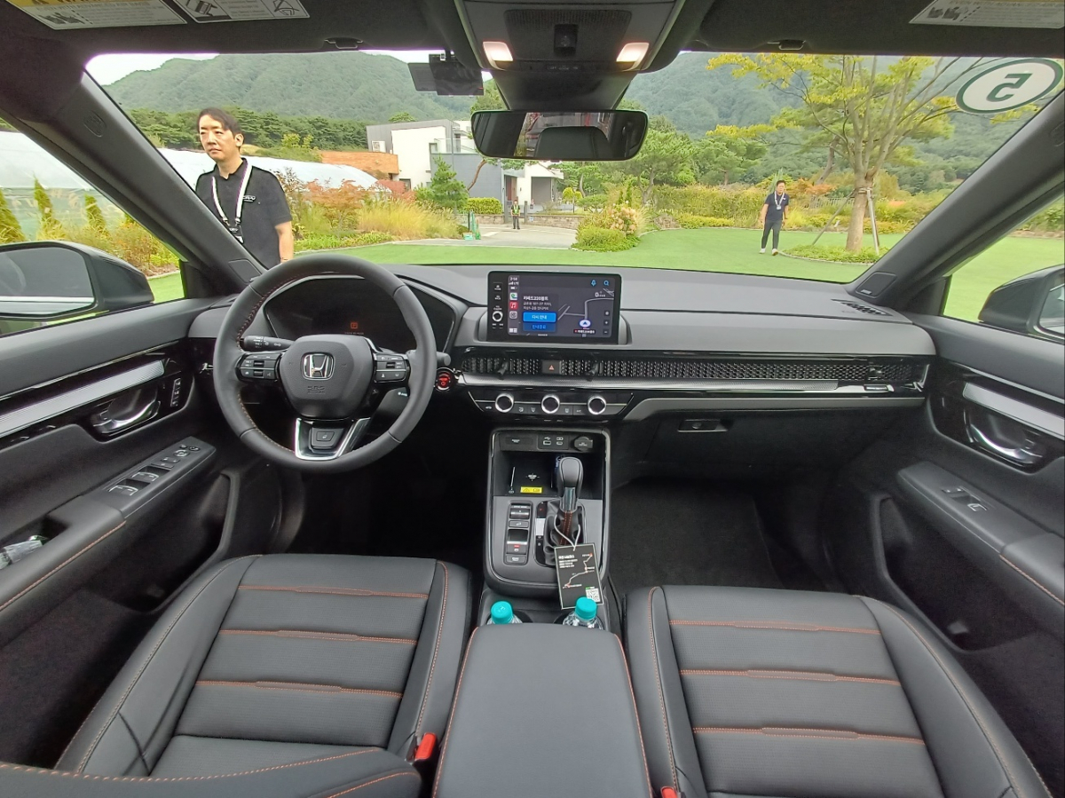 ▲CR-V 1열 디자인. 대시보드 등 전반적인 디자인이 수평적 형태로 마무리됐다. (이민재 기자 2mj@)