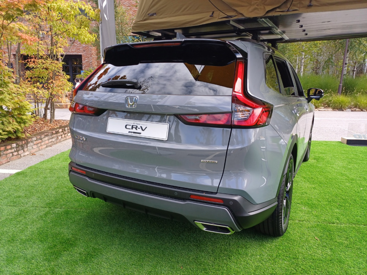 ▲CR-V 후면 디자인. 전통적인 세로형 리어 램프가 적용됐다. (이민재 기자 2mj@)