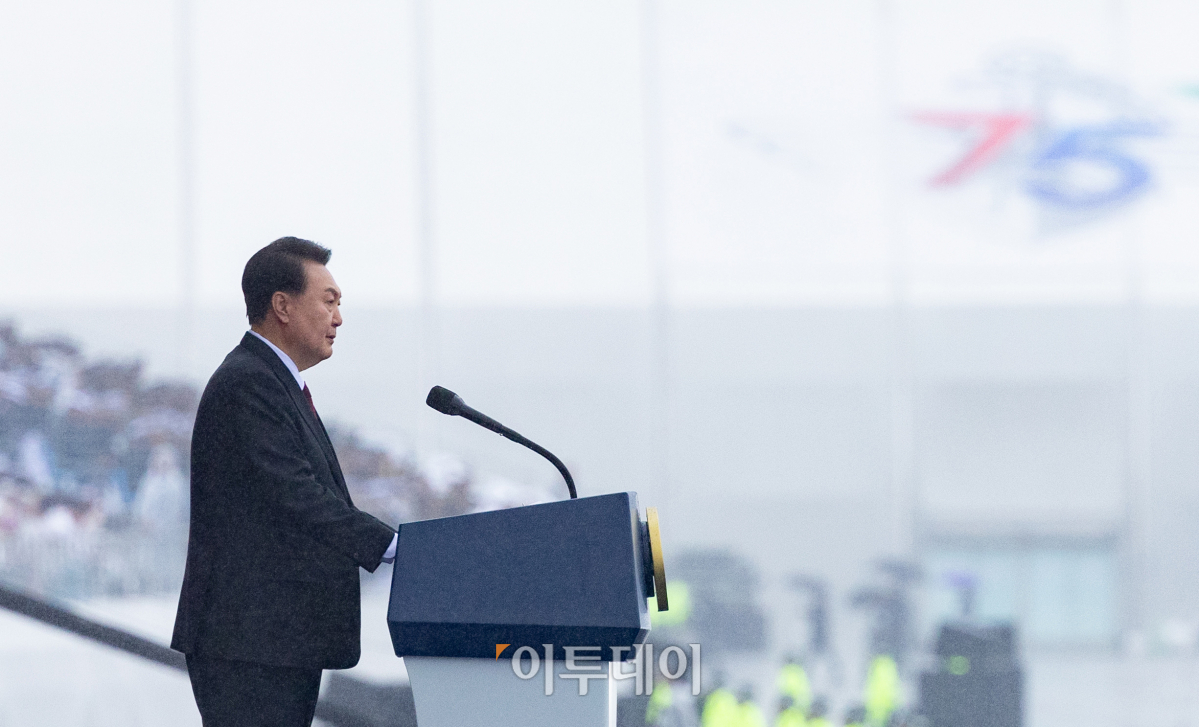 ▲윤석열 대통령이 26일 오전 경기도 성남시 서울공항에서 열린 제75주년 국군의 날 기념식에서 기념사를 하고 있다. 사진공동취재단
