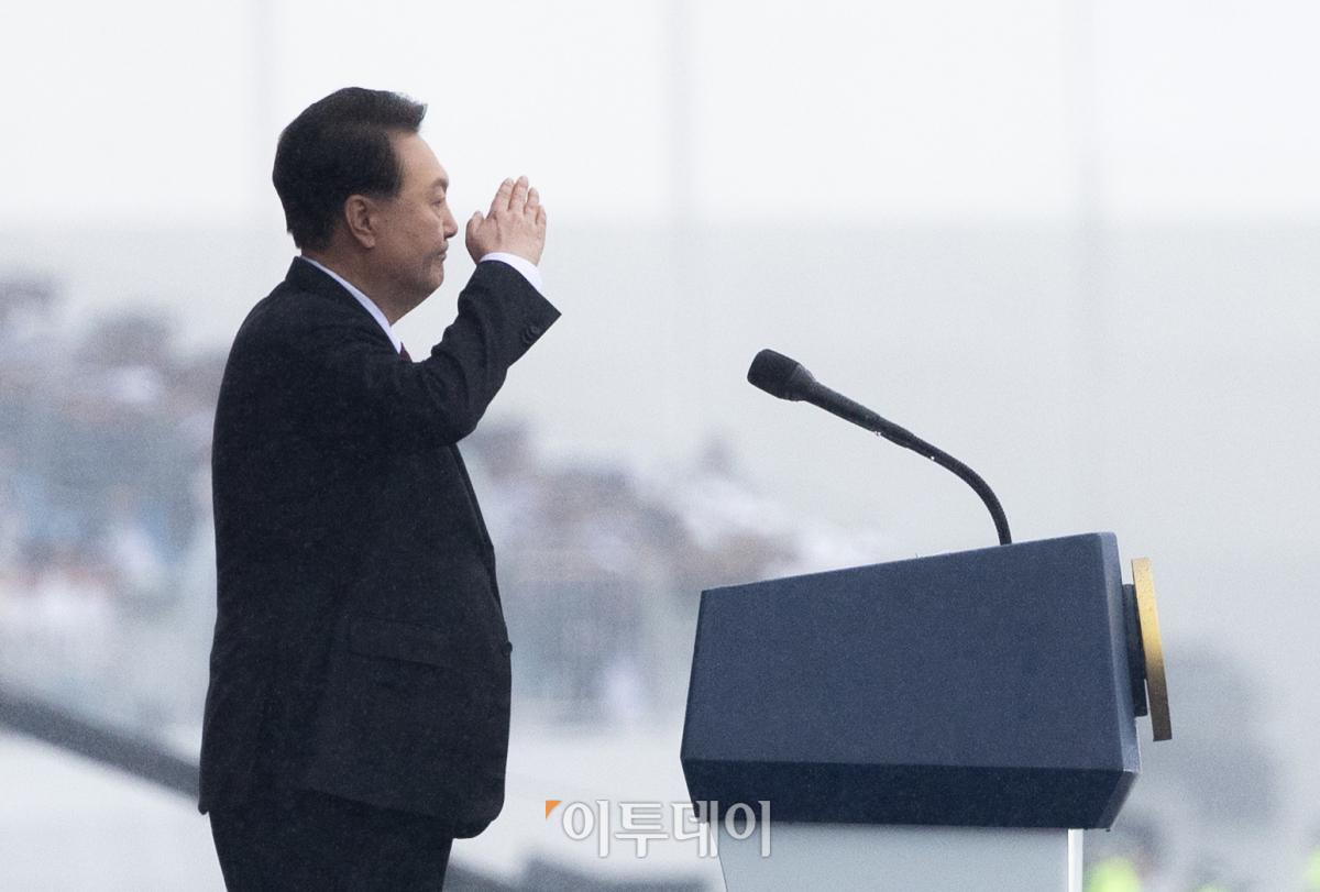 ▲윤석열 대통령이 26일 오전 경기도 성남시 서울공항에서 열린 제75주년 국군의 날 기념식에서 거수경례를 하고 있다. 사진공동취재단