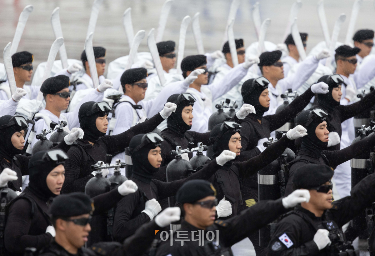 ▲26일 오전 경기도 성남시 서울공항에서 열린 제75주년 국군의 날 기념식에서 도보부대 장병들이 분열을 하고 있다. 사진공동취재단