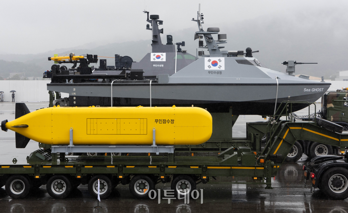 ▲26일 오전 경기도 성남시 서울공항에서 열린 제75주년 국군의 날 기념식에서 장비부대가 분열하고 있다. 사진공동취재단