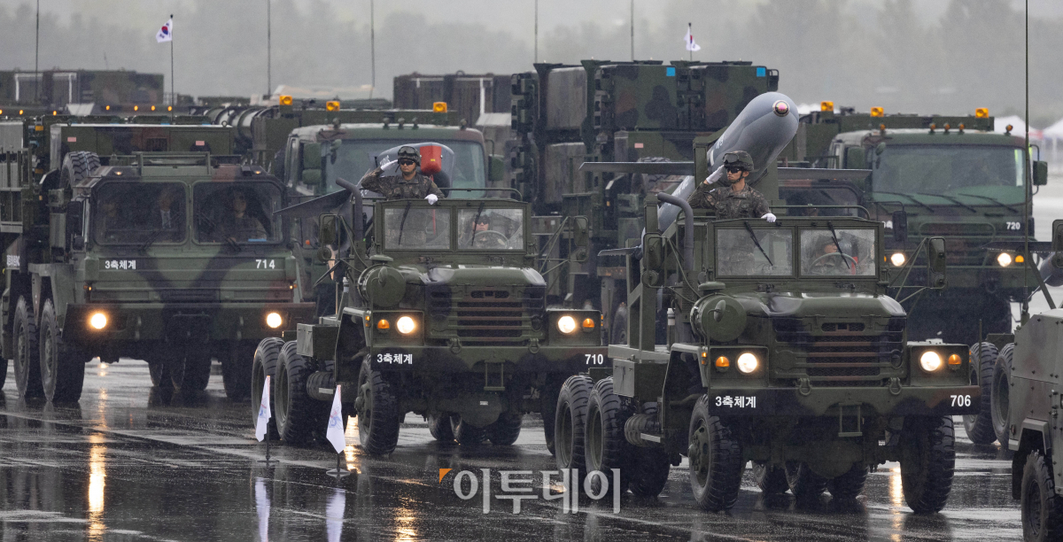 ▲26일 오전 경기도 성남시 서울공항에서 열린 제75주년 국군의 날 기념식에서 장비부대가 분열하고 있다. 사진공동취재단