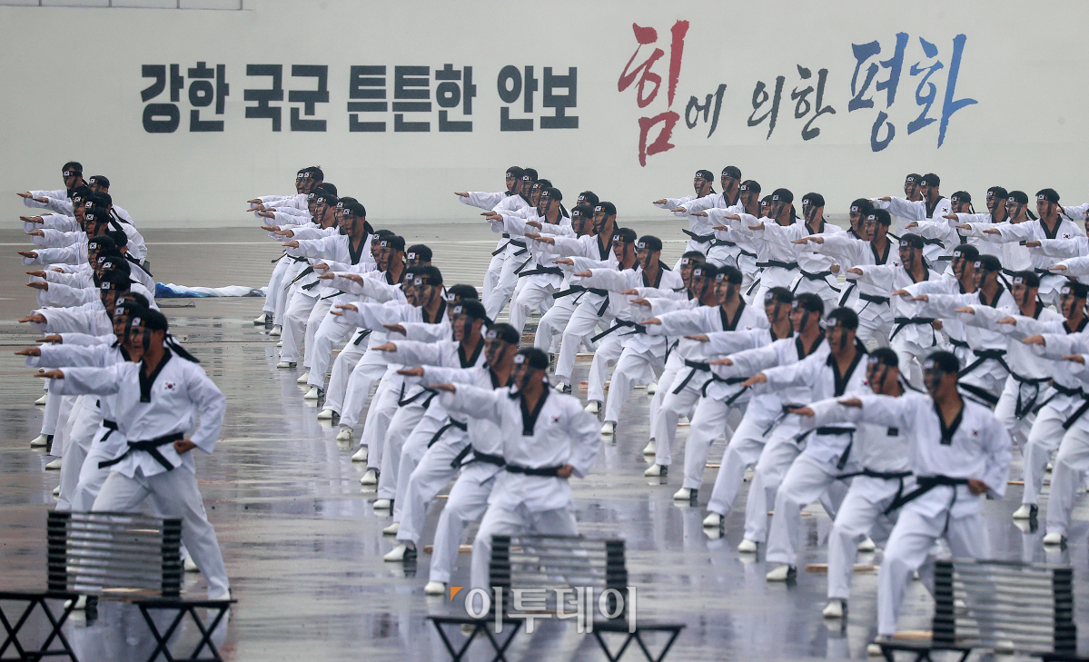 ▲26일 오전 경기도 성남시 서울공항에서 열린 '건군 75주년 국군의 날 기념식'에서 군 장병들이 태권도 시범을 선보이고 있다. 사진공동취재단