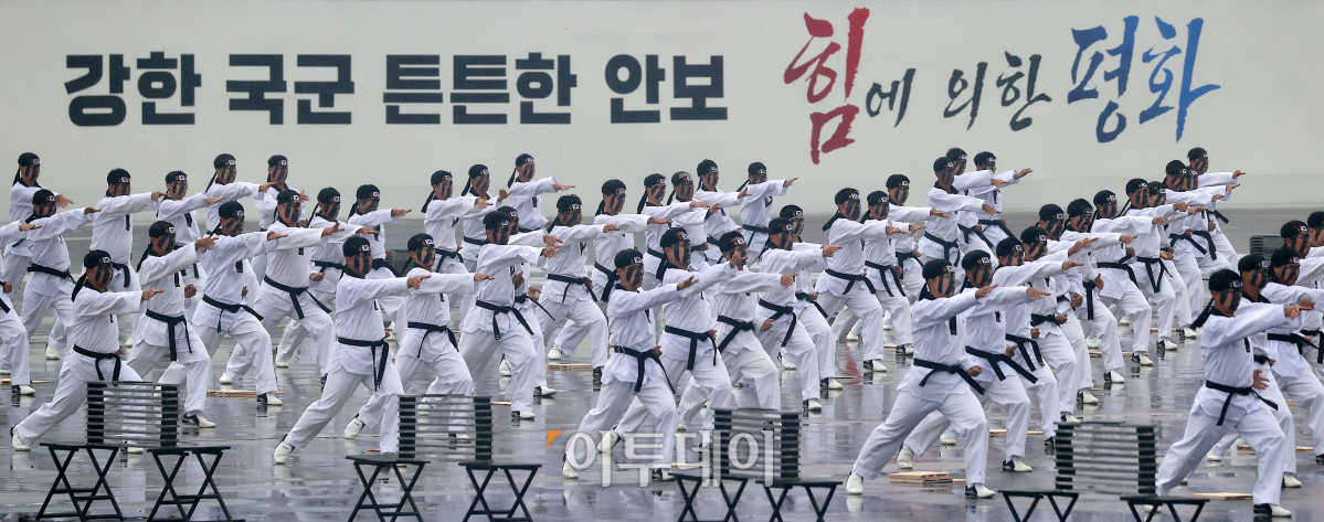 ▲26일 오전 경기도 성남시 서울공항에서 열린 '건군 75주년 국군의 날 기념식'에서 군 장병들이 태권도 시범을 선보이고 있다. 사진공동취재단