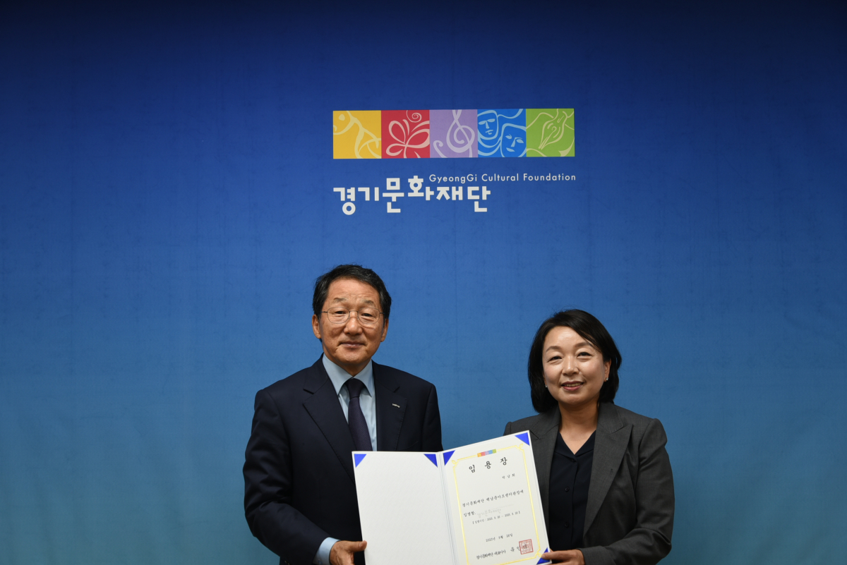 ▲경기문화재단 백남준아트센터 새 관장에 박남희(오른쪽) 홍익대 영상커뮤니케이션대학원 초빙교수가 임용됐다. (경기문화재단)