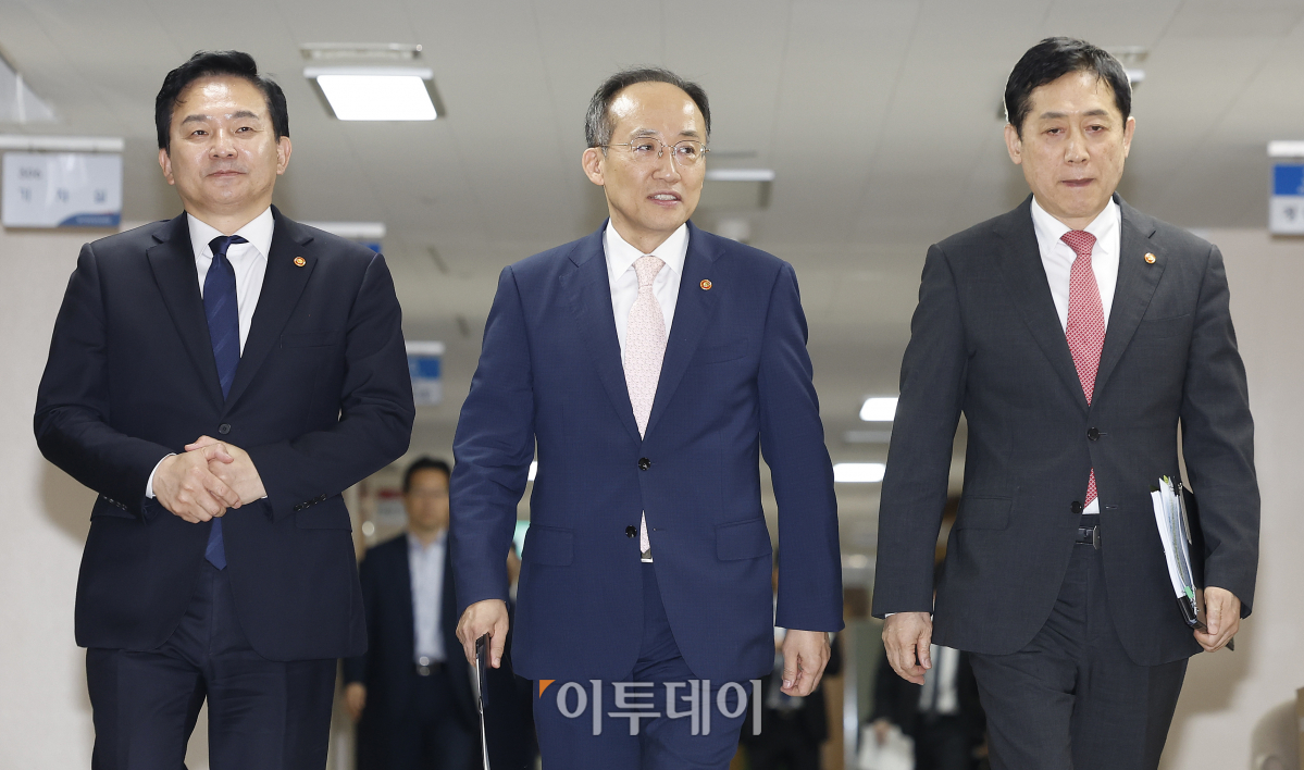 ▲추경호 경제부총리 겸 기획재정부 장관, 원희룡 국토교통부 장관, 김주현 금융위원장이 26일 서울 종로구 정부서울청사에서 '주택공급 활성화 방안' 발표를 위해 이동하고 있다. 조현호 기자 hyunho