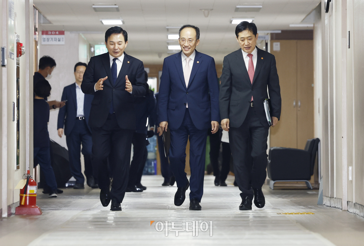 ▲추경호 경제부총리 겸 기획재정부 장관, 원희룡 국토교통부 장관, 김주현 금융위원장이 26일 서울 종로구 정부서울청사에서 '주택공급 활성화 방안' 발표를 위해 이동하고 있다. 조현호 기자 hyunho