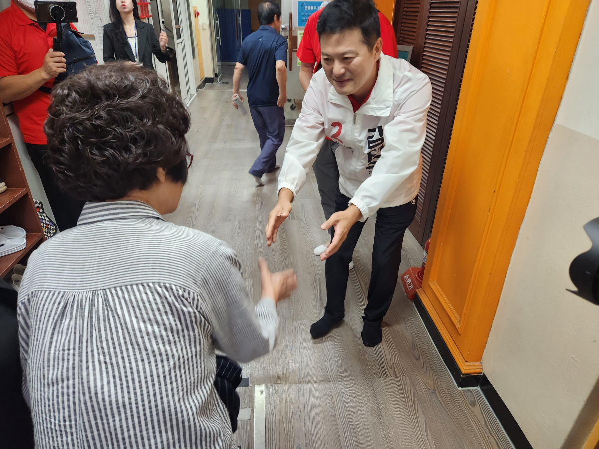 ▲김태우 국민의힘 강서구청장 후보가 26일 서울 강서구 가양4종합사회복지관에서 시민들과 악수를 하고 있다. 2023.09.26. 김은재 기자(@silverash)